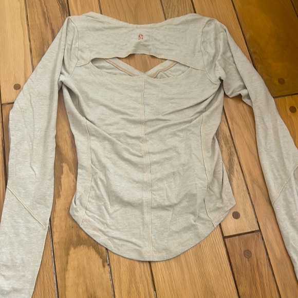 Cream colour, cutout in the back, thump holes on sleeve - Picture 2 of 2